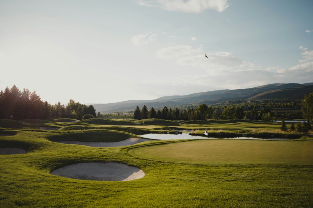 découvrez le meilleur du golf avec nos conseils, équipements et destinations pour pratiquer votre passion pour ce sport d'exception.
