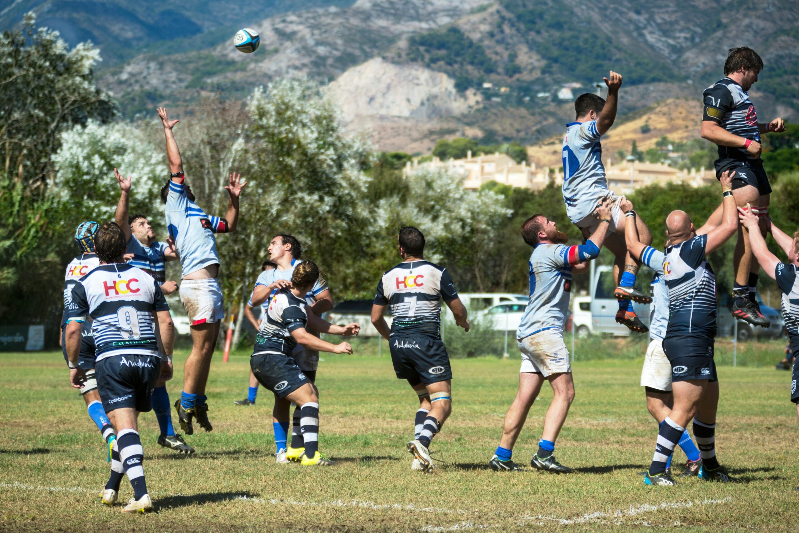 découvrez l'univers passionnant du rugby féminin et suivez l'évolution de ce sport captivant au féminin.