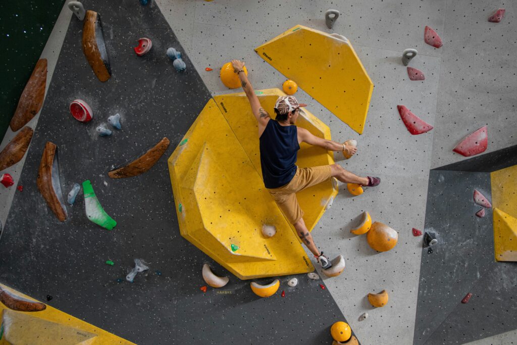 découvrez un lieu unique pour la pratique de l'escalade avec une large gamme de voies et des installations modernes dans notre salle de grimpe.