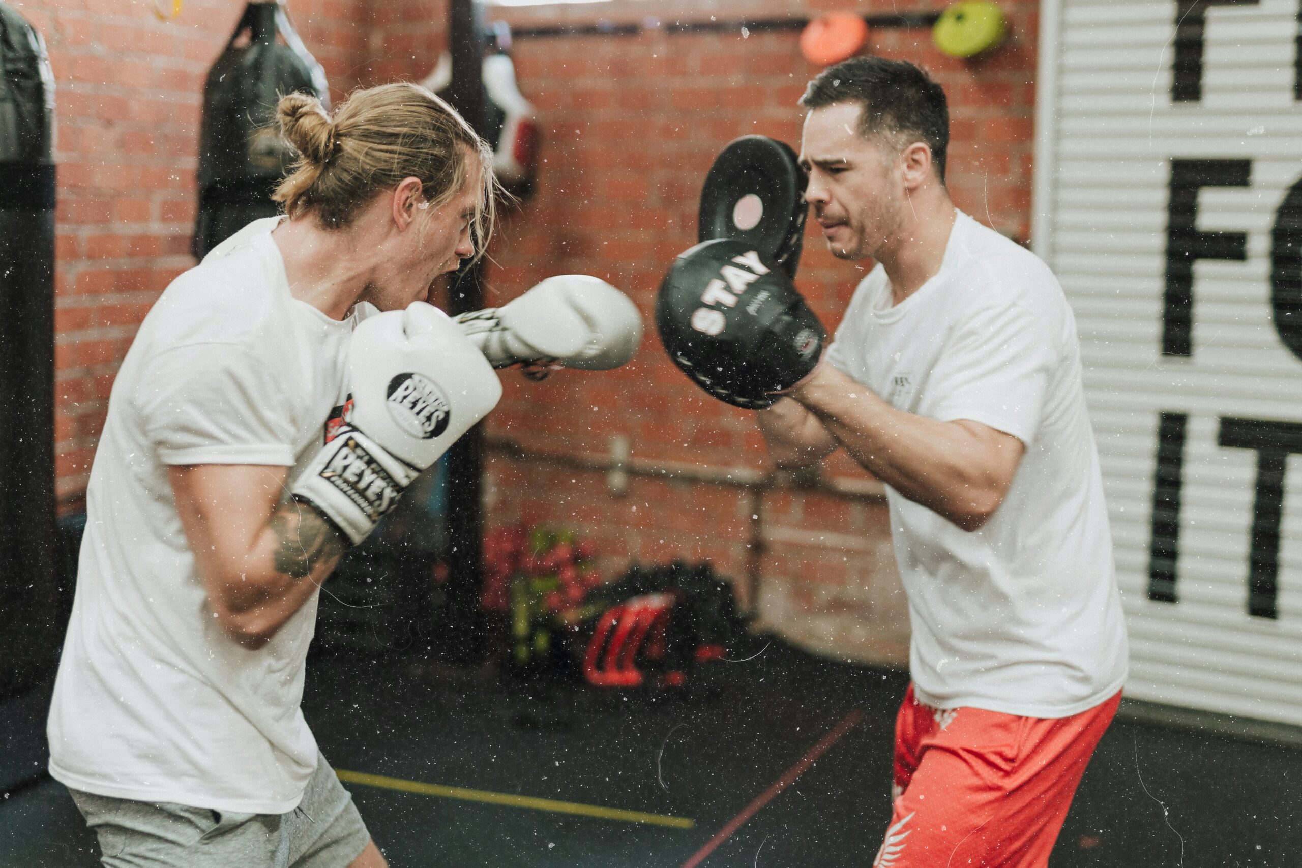 découvrez un club de boxe dynamique et convivial pour vous entraîner, vous dépasser et atteindre vos objectifs de remise en forme et de performance sportive.