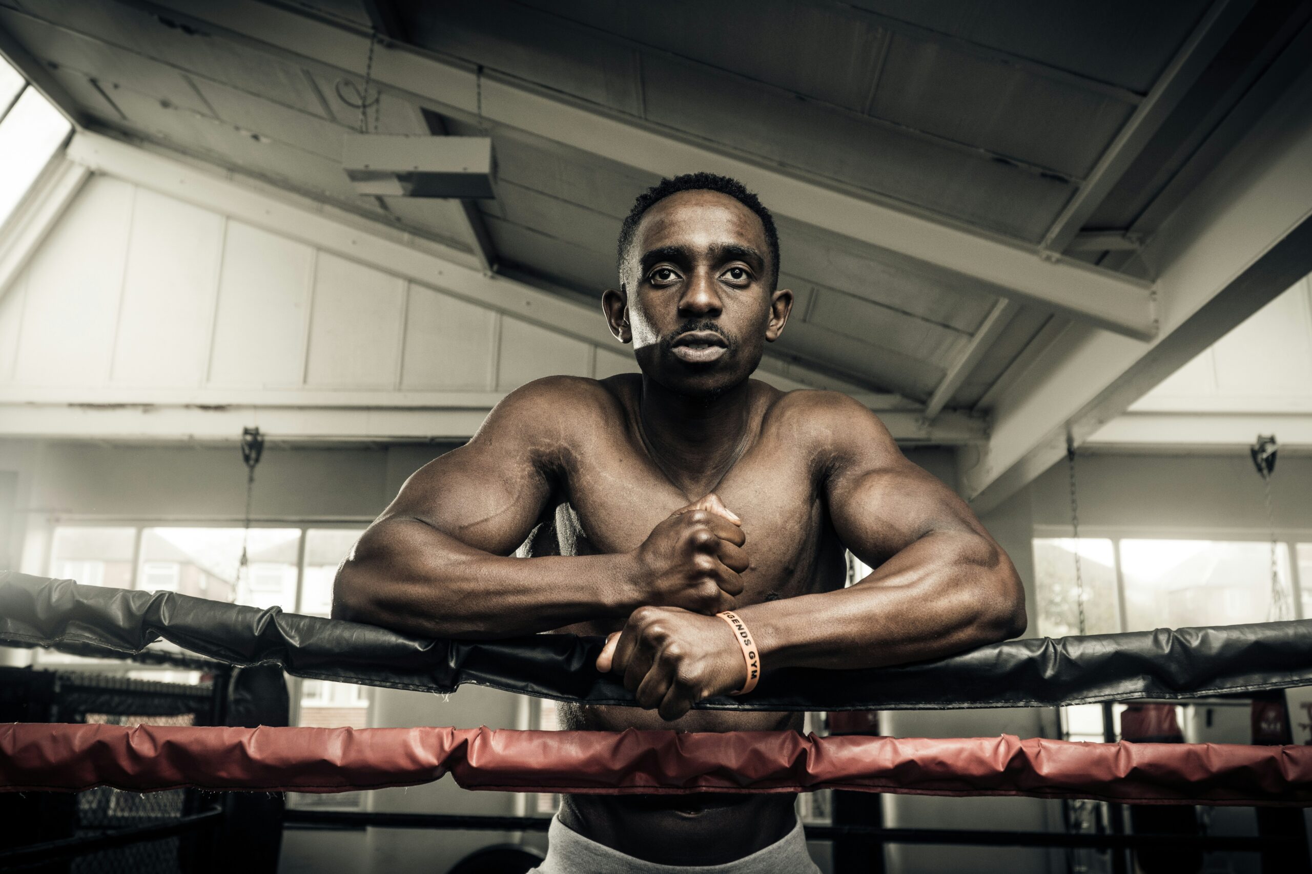 découvrez l'histoire de la légende de la boxe avec des moments emblématiques, des combats légendaires et des faits marquants de sa carrière.