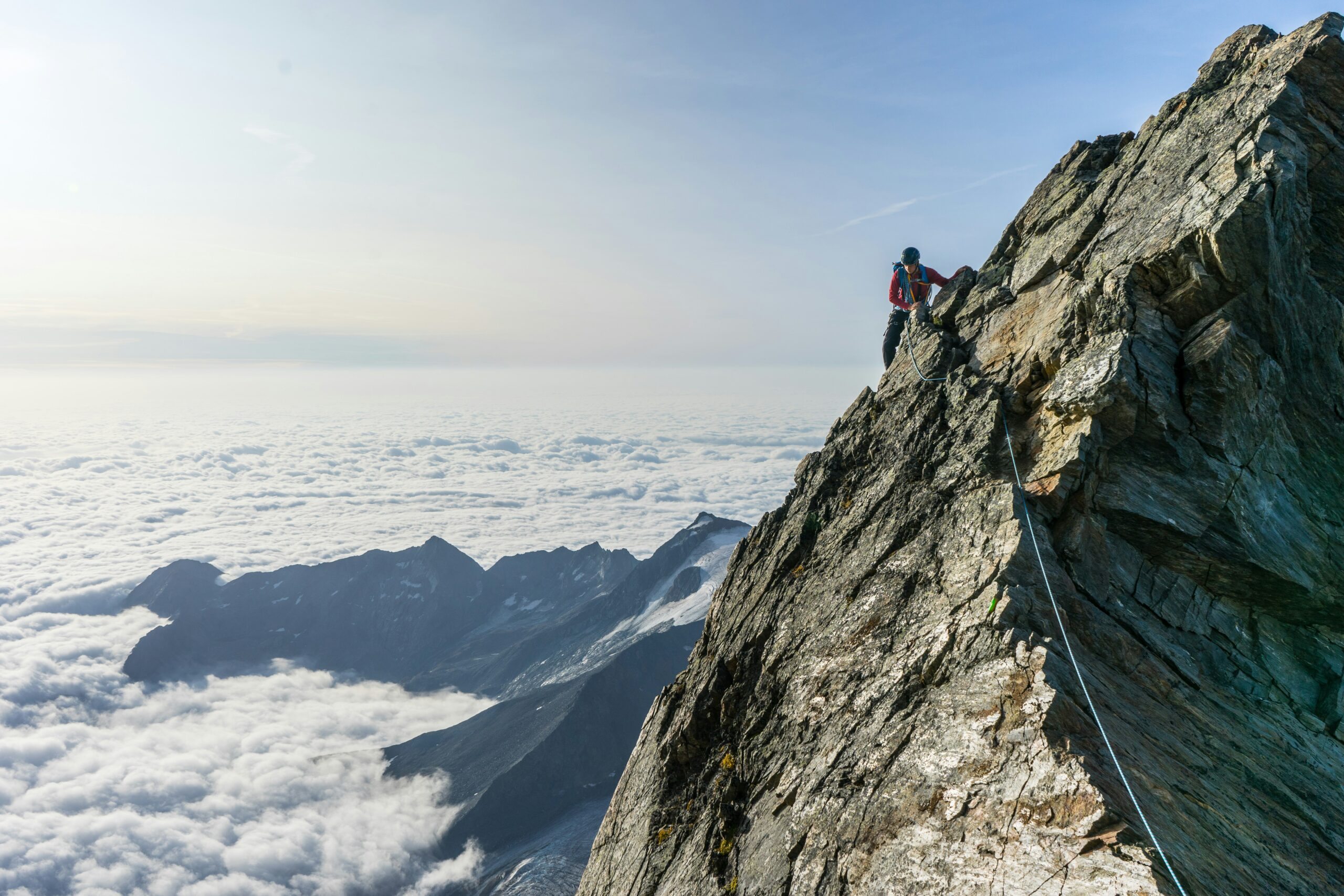 découvrez tous nos équipements et conseils pour la pratique de l'escalade, l'activité sportive qui allie force, agilité et concentration.